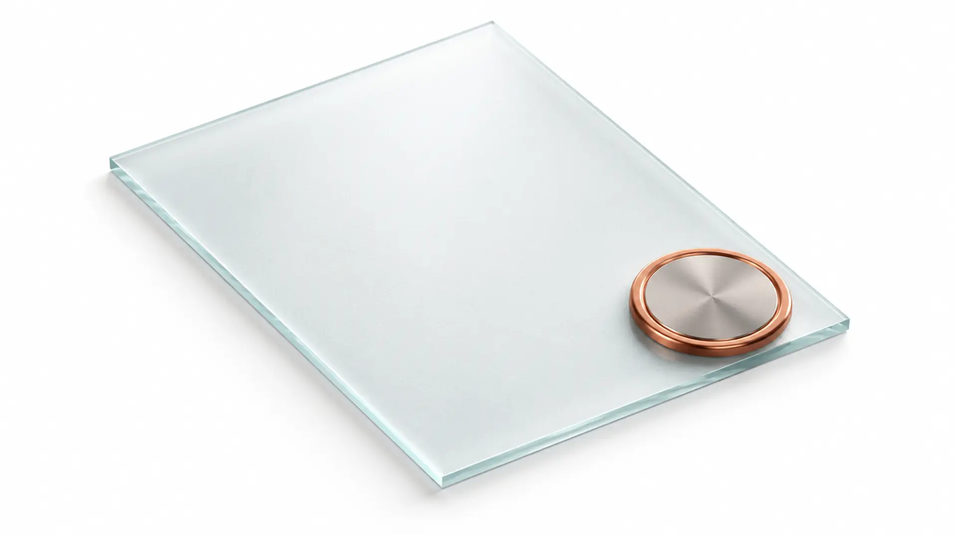 Ein einzelnes Formblatt aus Glas, darauf ruht eine geprägte Silberplakette mit Kupferring